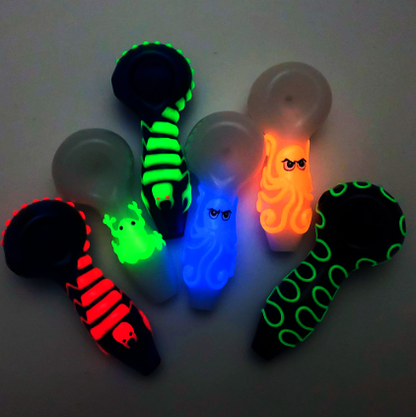 Spider Glow In The Dark Glass Smoking Spoon Hand Pipe Glass Pipe NIBO Distribution